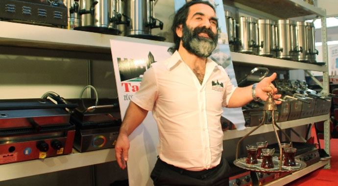 Çaycı Hüseyin, fuarda 'çaylar' dedi Çaycı Hüseyin, fuarda 'çaylar' dedi