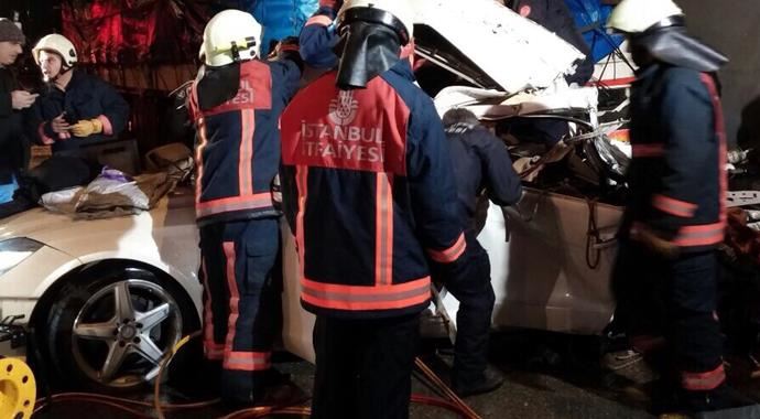 Lüks otomobil park halindeki TIR&#039;a çarptı: 3 ölü, 1 yaralı