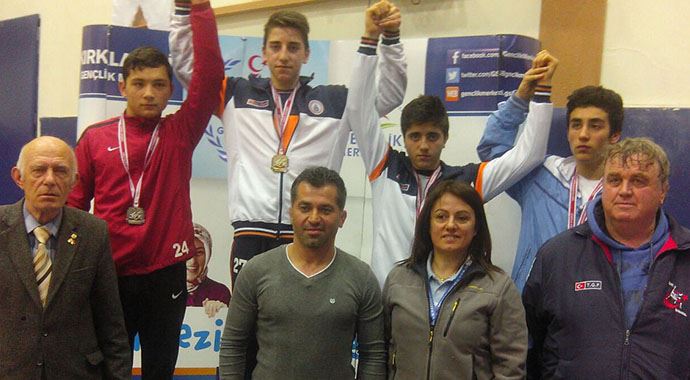 İBB&#039;nin yıldız güreşçileri madalyaları topladı