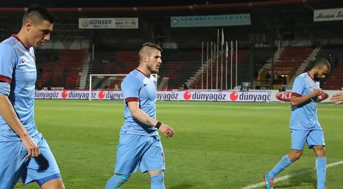 Trabzon yönetimi futbolculara patladı: "Yazıklar olsun!" Trabzon yönetimi futbolculara patladı: "Yazıklar olsun!"