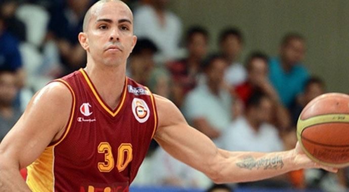 Carlos Arroyo'nun yeni takımı belli oldu Carlos Arroyo'nun yeni takımı belli oldu