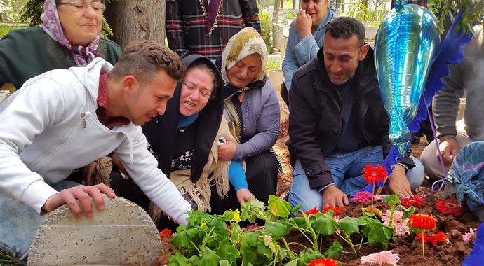Sudenaz'ın mezarına çok istediği... Sudenaz'ın mezarına çok istediği...