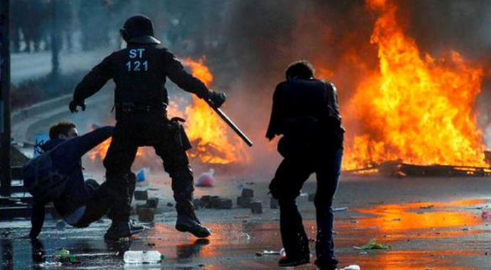 Alman polisinden dünyaya &#039;demokrasi&#039; dersi: 300&#039;den fazla yaralı var!