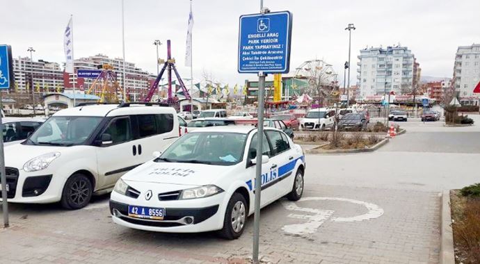 Trafik polisi bunu yapınca ceza yedi! Trafik polisi bunu yapınca ceza yedi!