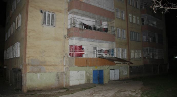 Annesine kızan 9 yaşındaki çocuk intihar etti! Annesine kızan 9 yaşındaki çocuk intihar etti!