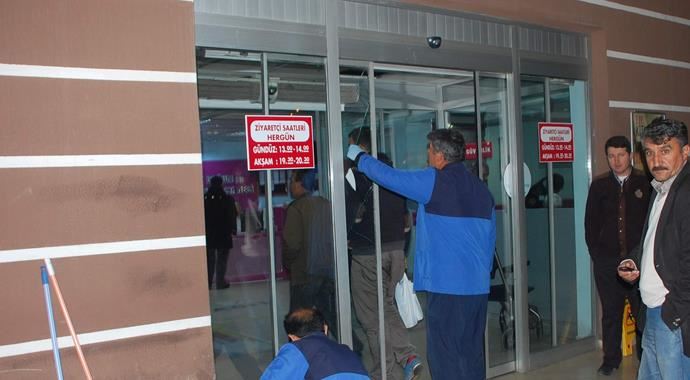 Hasta yakınları, hastanenin camlarını indirdi
