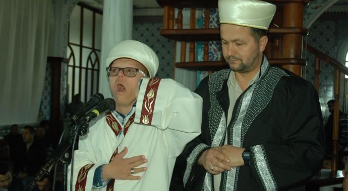 Down sendromlu genç cuma namazında ezan okudu