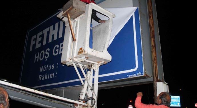 Fethiye il tabelası söküldü Fethiye il tabelası söküldü