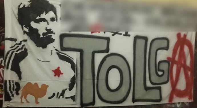 Ümraniye'de Tolga Zengin için özür pankartı Ümraniye'de Tolga Zengin için özür pankartı