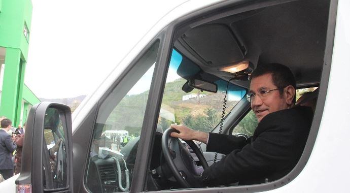 Bakan, şoför koltuğunda Bakan, şoför koltuğunda