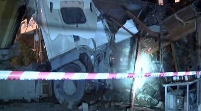 Kontrolden çıkan kamyon restorana girdi