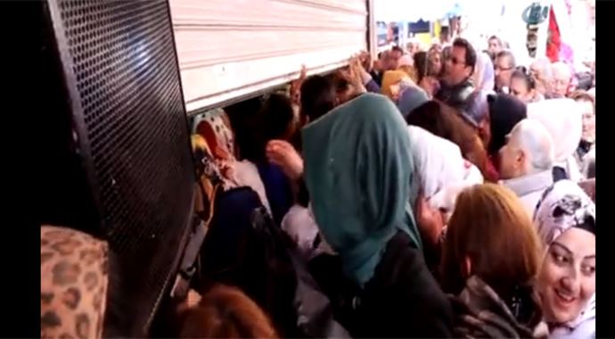 Ucuz diye izdihama neden oldular! Ucuz diye izdihama neden oldular!