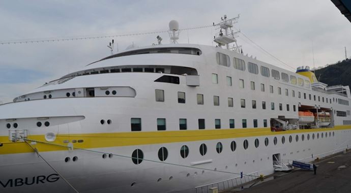 İlk gemi limana demir attı İlk gemi limana demir attı