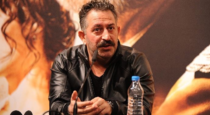 Cem Yılmaz özür diledi!