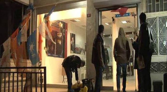 İstanbul&#039;da AK Parti seçim bürosuna silahlı saldırı!