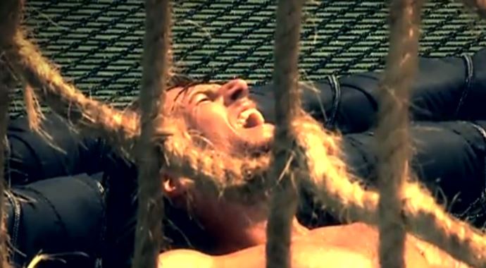Survivor'da Anıl Tetik sakatlandı Survivor'da Anıl Tetik sakatlandı