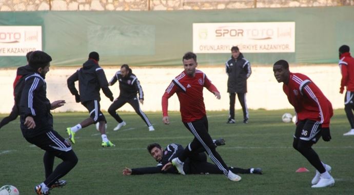 Yılmaz Vural, teknik takviyesi yapıyor Yılmaz Vural, teknik takviyesi yapıyor