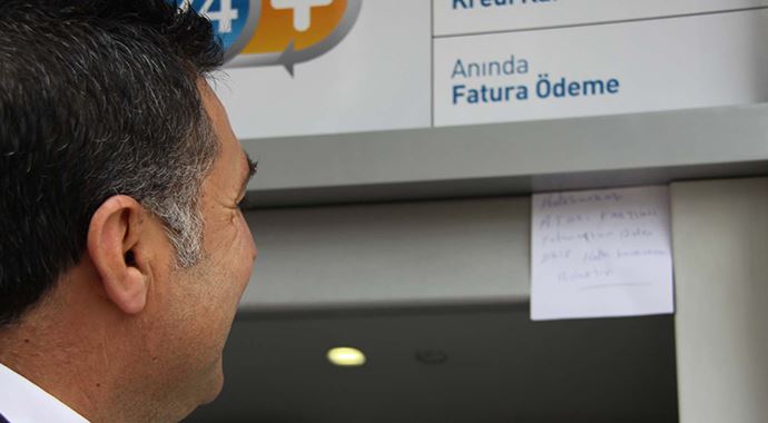 Kartı ATM&#039;de kaldı, görevlilere not yazdı