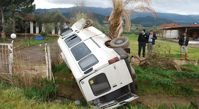 Manisa'da işçi servisi devrildi, yaralılar var Manisa'da işçi servisi devrildi, yaralılar var