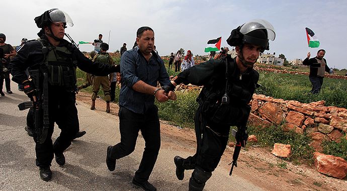İşgalci İsrail güçleri, 16 Filistinliyi gözaltına aldı! İşgalci İsrail güçleri, 16 Filistinliyi gözaltına aldı!