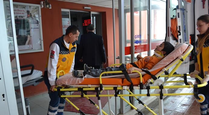 Okul kapısında otomobil çarptı
