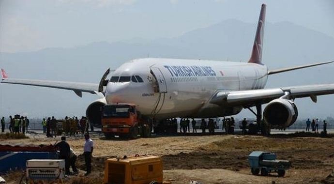 THY uçağı saplandığı Yerden TIR'la Kurtarıldı THY uçağı saplandığı Yerden TIR'la Kurtarıldı