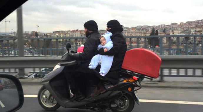 Bir anne-baba nasıl böyle bir hareket yapar? Bir anne-baba nasıl böyle bir hareket yapar?