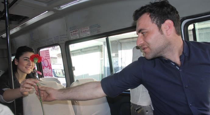Üniversiteli dolmuşçu kadınlardan para almadı, üstüne... Üniversiteli dolmuşçu kadınlardan para almadı, üstüne...