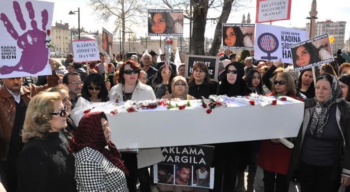Kadına şiddete &#039;tabut&#039;la tepki gösterdiler