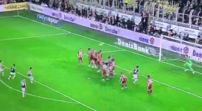 Emre'nin frikik vuruşu direkte patladı Emre'nin frikik vuruşu direkte patladı