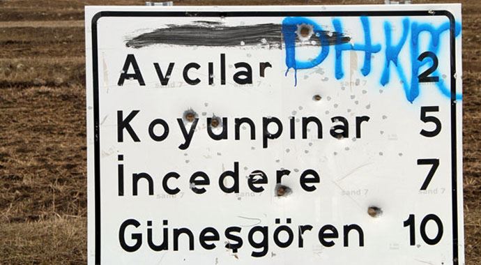 Savcıyı öldüren teröristin köyünde dikkat çeken tabela Savcıyı öldüren teröristin köyünde dikkat çeken tabela