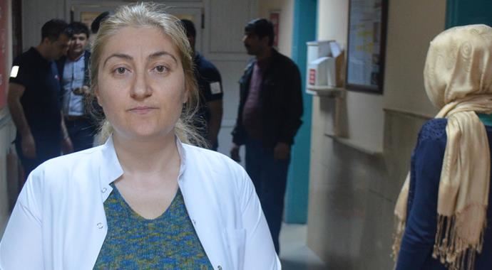 Kadın doktoru saçından tutup yerde sürüklediler Kadın doktoru saçından tutup yerde sürüklediler