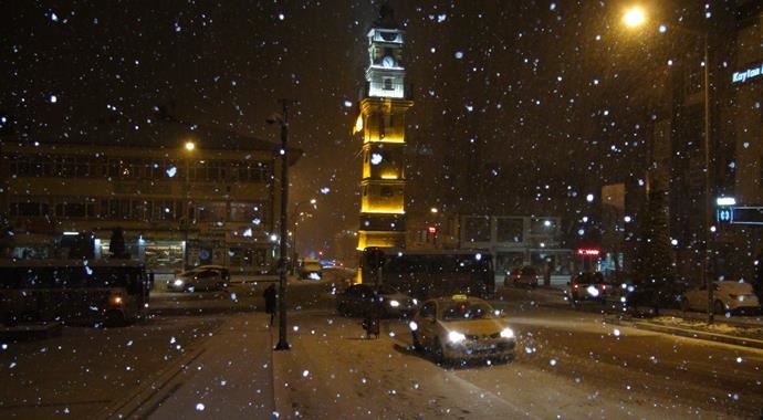 Yozgat'ta kar yağışı kazaları da beraberinde getirdi Yozgat'ta kar yağışı kazaları da beraberinde getirdi