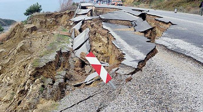 Heyelan yol kapattı Heyelan yol kapattı