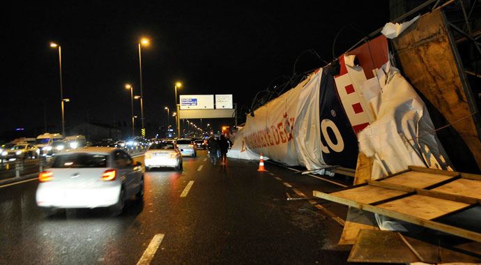 Poyraz reklam panolarını uçurdu Poyraz reklam panolarını uçurdu