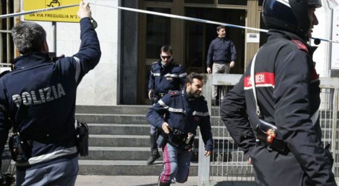 Milano Adliyesi'nde silahlı saldırı: 3 ölü Milano Adliyesi'nde silahlı saldırı: 3 ölü