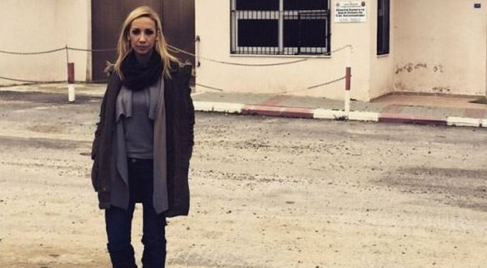 Ünlü spikerin üzerine ağaç düştü