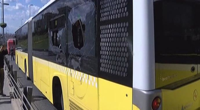 Bir metrobüs kazası daha, 4 araç hasar gördü!