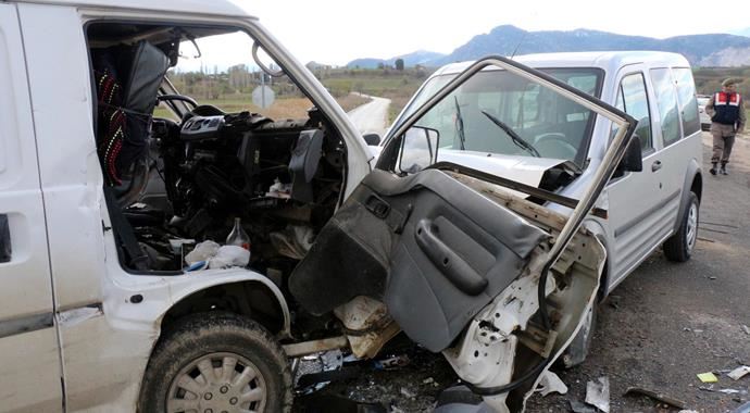 Askerdeki oğullarının yemin törenine giden aile kaza yaptı, 1 ölü Askerdeki oğullarının yemin törenine giden aile kaza yaptı, 1 ölü