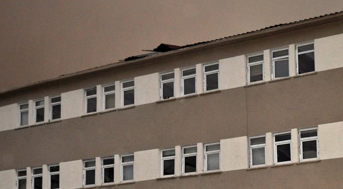 Bitlis&#039;te fırtına çatıları uçurdu
