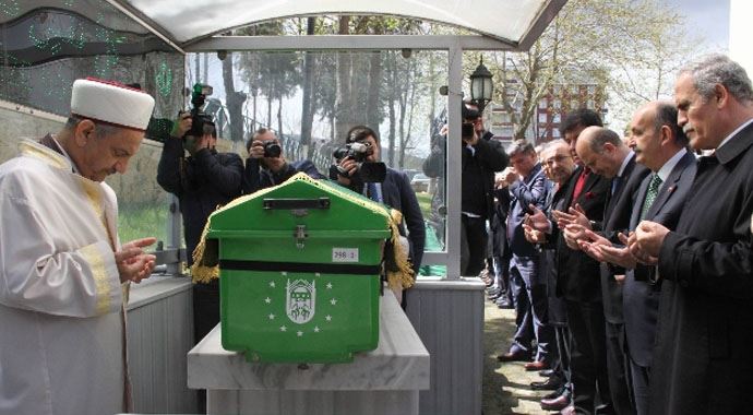  Eski vekil annesinin cenaze namazını kıldırdı