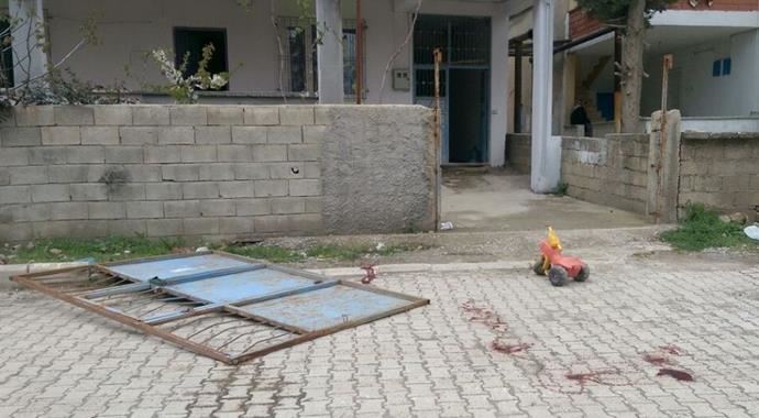Üzerine demir kapı düşen çocuk öldü Üzerine demir kapı düşen çocuk öldü