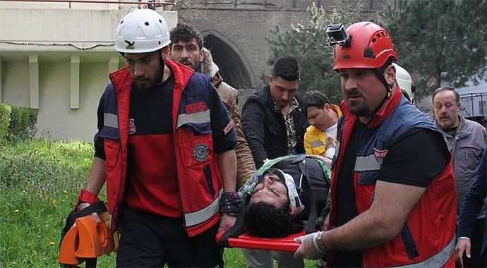 Tarihi Setbaşı Köprüsü'nden işte böyle atladı Tarihi Setbaşı Köprüsü'nden işte böyle atladı