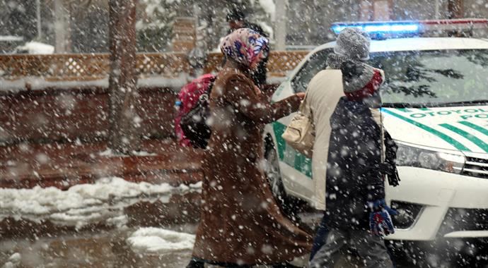 Bolu'da kar yağışı hayatı olumsuz etkiledi Bolu'da kar yağışı hayatı olumsuz etkiledi