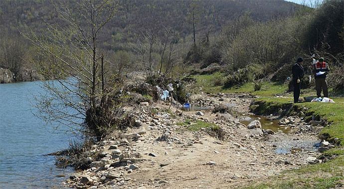 Dere kenarına atılmış bebek cesedi bulundu Dere kenarına atılmış bebek cesedi bulundu
