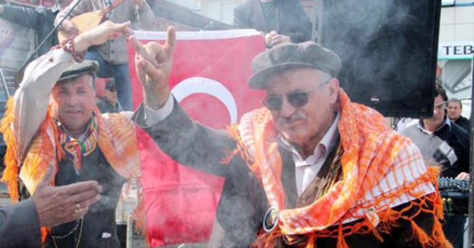 'Kurt' işaretini yapamayan MHP'li aday çekildi! 'Kurt' işaretini yapamayan MHP'li aday çekildi!