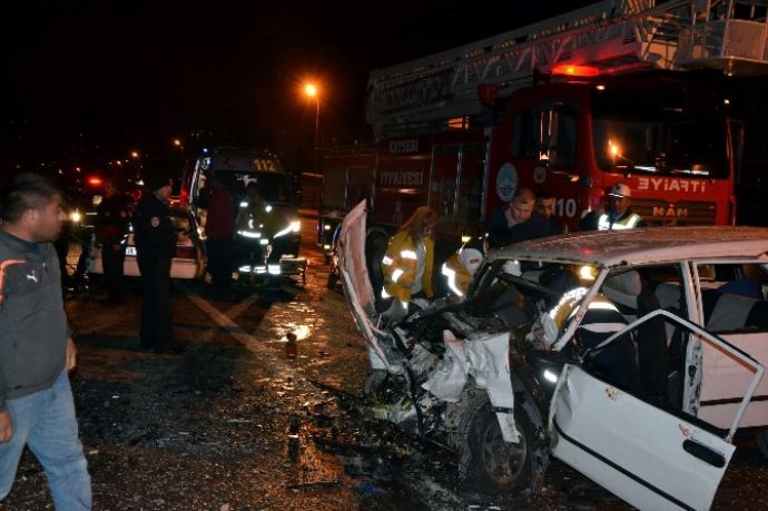 Kayseri'de feci kaza: 1 ölü, 5 yaralı Kayseri'de feci kaza: 1 ölü, 5 yaralı