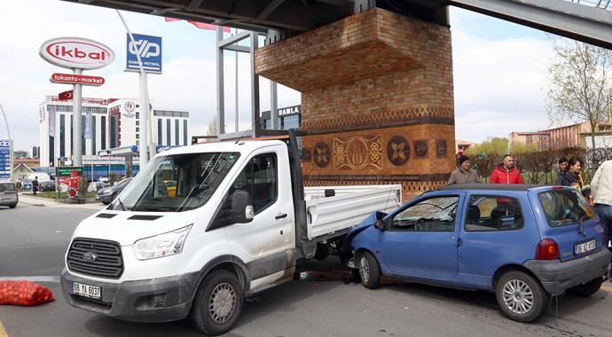 Ankara'da trafik kazası: 2'si çocuk 3 yaralı Ankara'da trafik kazası: 2'si çocuk 3 yaralı