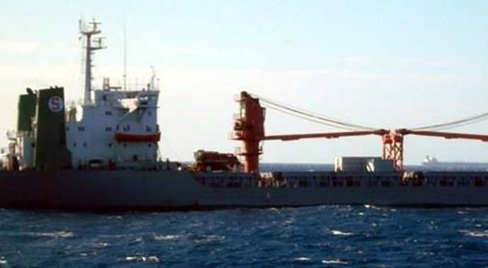 Ege&#039;de yük gemisi karaya oturdu