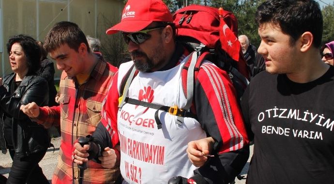 Otizmli çocuklar için yürüyor